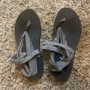 Sketcher Yoga Foam sandals grey and black size 9